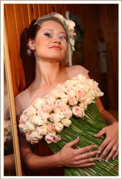 שמלת פרחים חיים